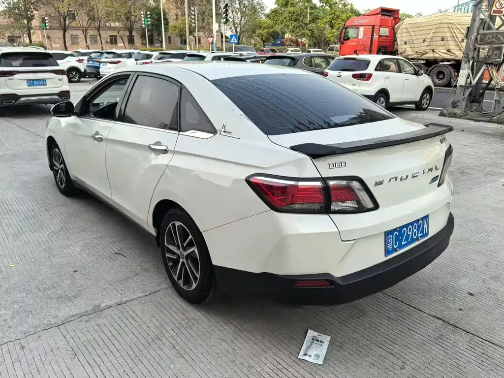 Venucia D60 1.6 L CVT Connected Elite
