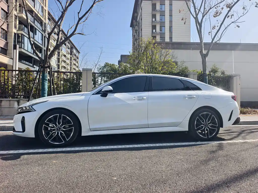 Kia K5 起亚K5 2025款 2.0 T 旗舰版