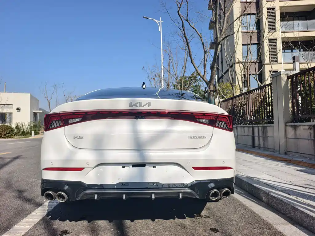 Kia K5 起亚K5 2025款 2.0 T 旗舰版