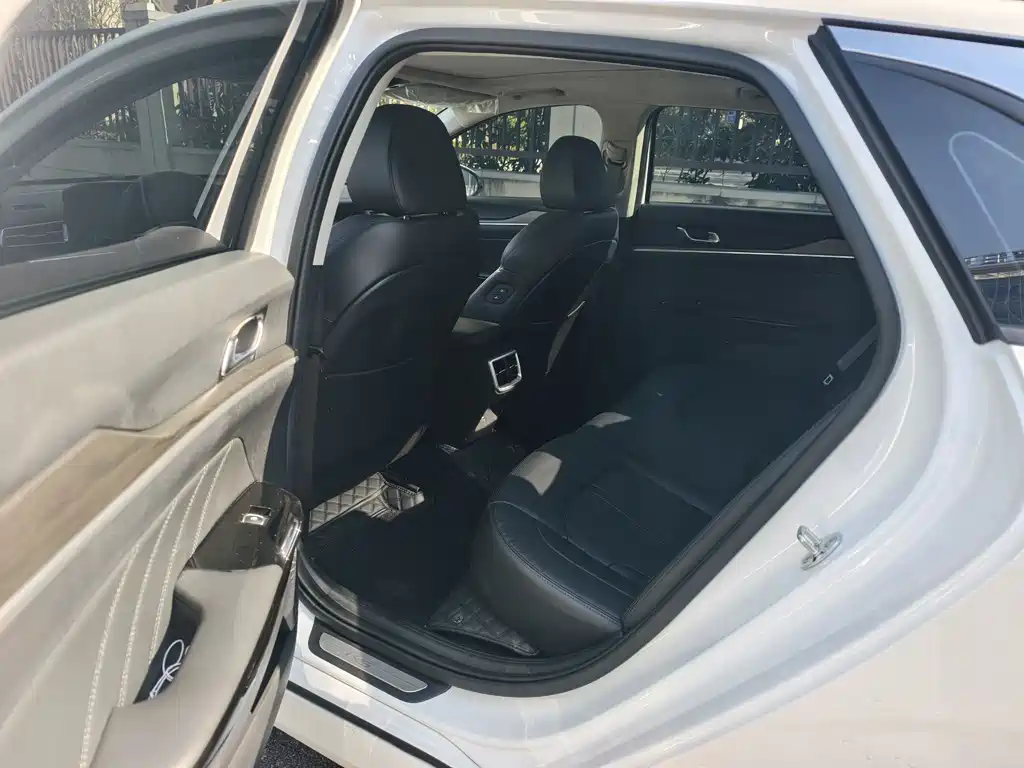 Kia K5 起亚K5 2025款 2.0 T 旗舰版