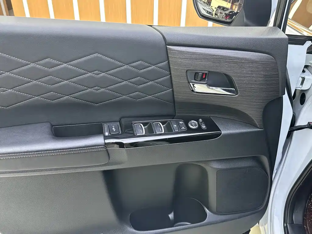 Elysion 2.0 L e:HEV Luxury