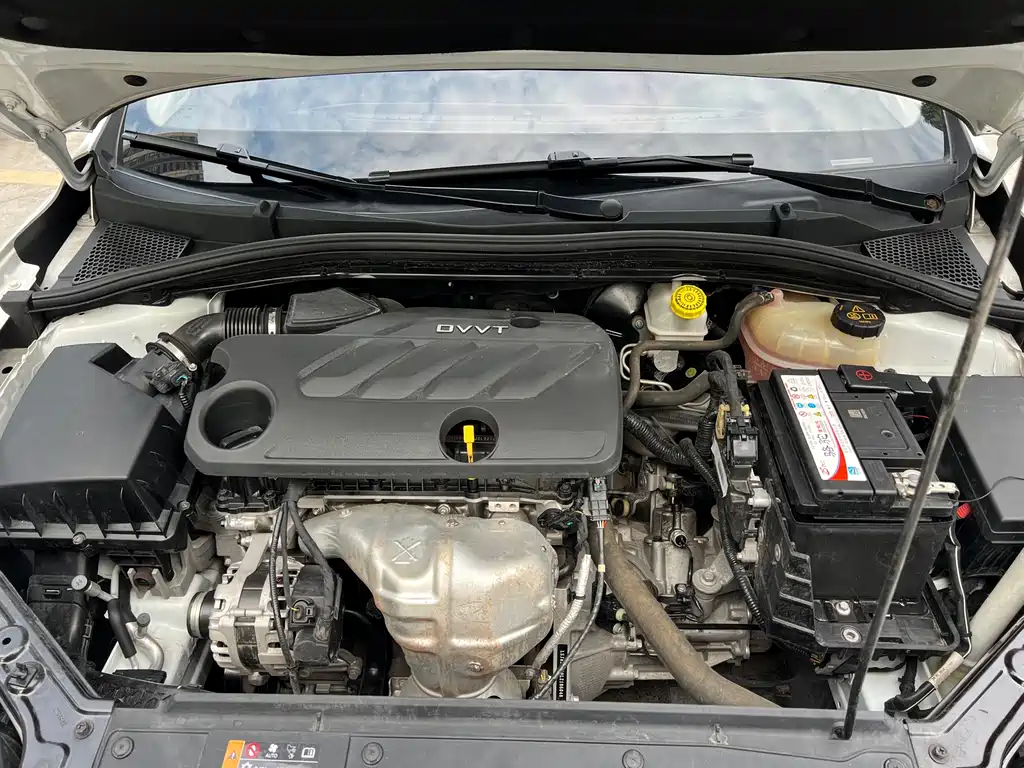 Roewe i5 1.5 L Manual 4 G Connected Leading Luxury Flagship