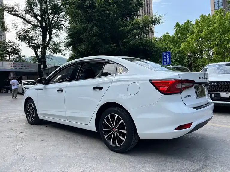 Roewe i5 1.5 L Manual 4 G Connected Leading Luxury Flagship