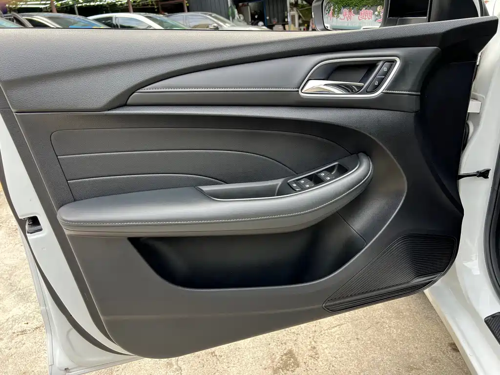Roewe i5 1.5 L Manual 4 G Connected Leading Luxury Flagship