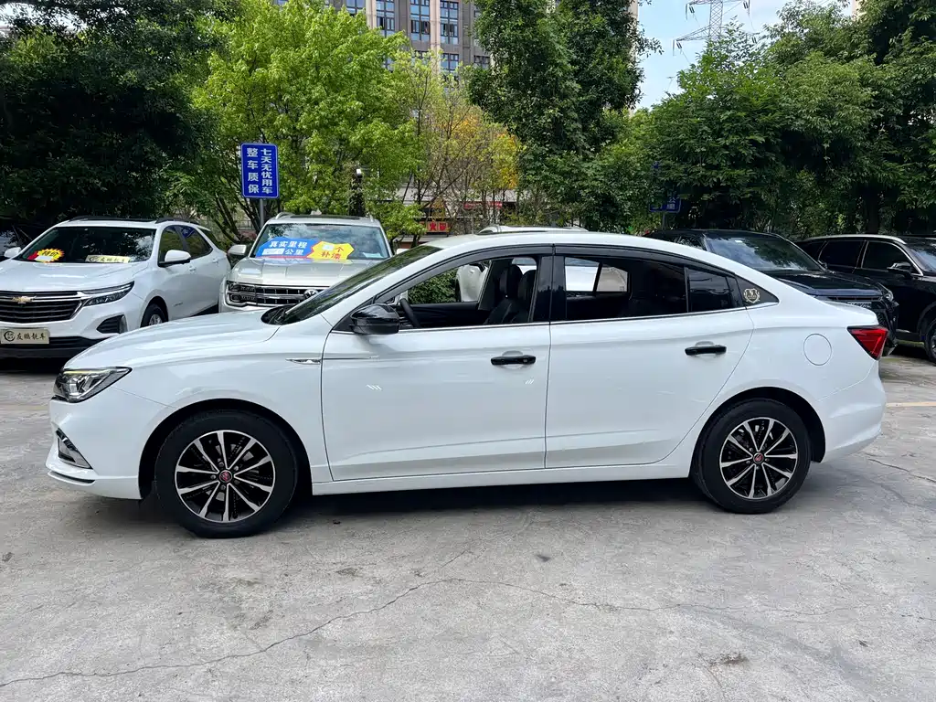 Roewe i5 1.5 L Manual 4 G Connected Leading Luxury Flagship