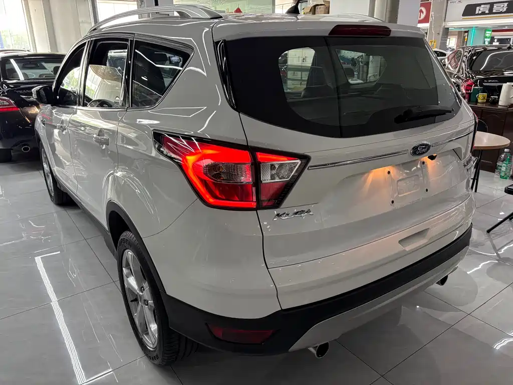 Kuga EcoBoost 180 2 WD Platinum Wing