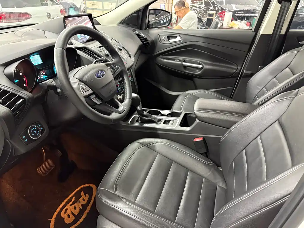 Kuga EcoBoost 180 2 WD Platinum Wing