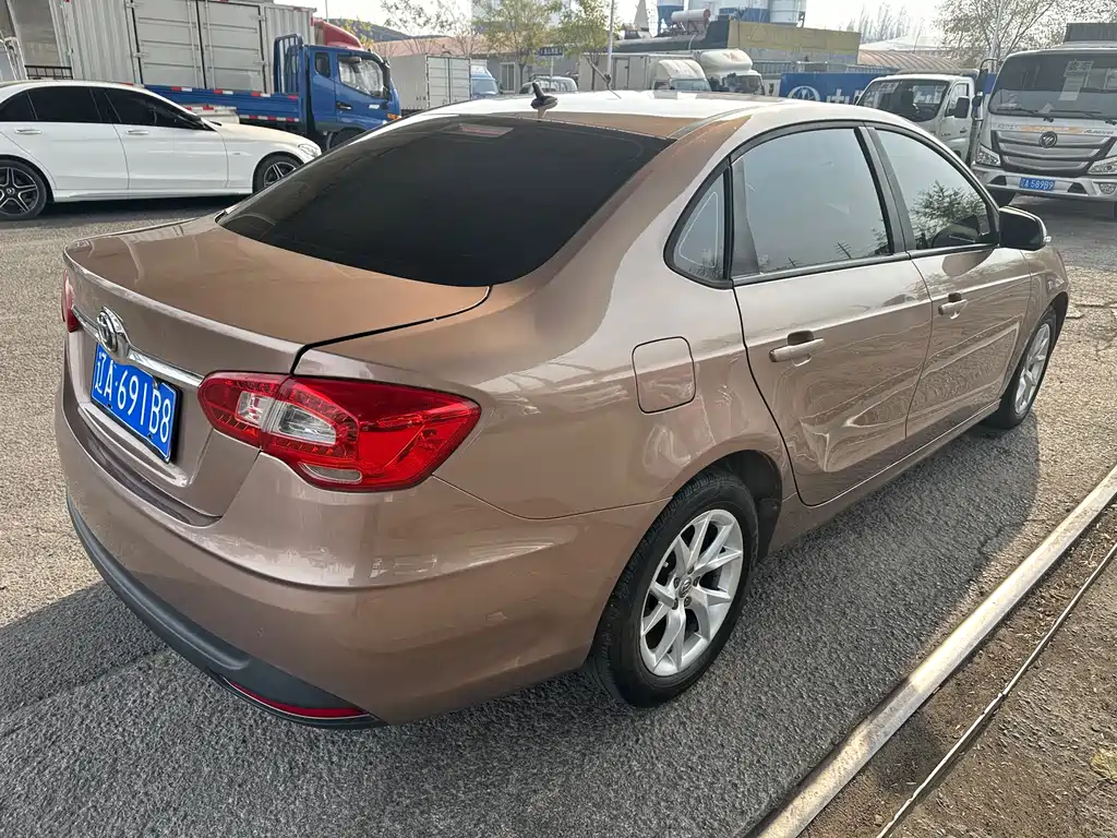Brilliance H530 中华H530 2014款 1.5 T 自动精英型