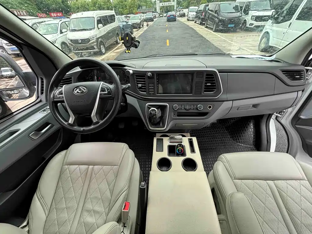 Xintu V80 新途V80 2024款 PRO商旅 6 MT 长轴中顶147 Ps 9座四排 非营运