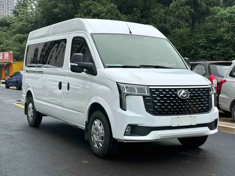 Maxus Xintu V80 新途V80 2024款 PRO商旅 6 MT 长轴中顶147 Ps 9座四排 非营运