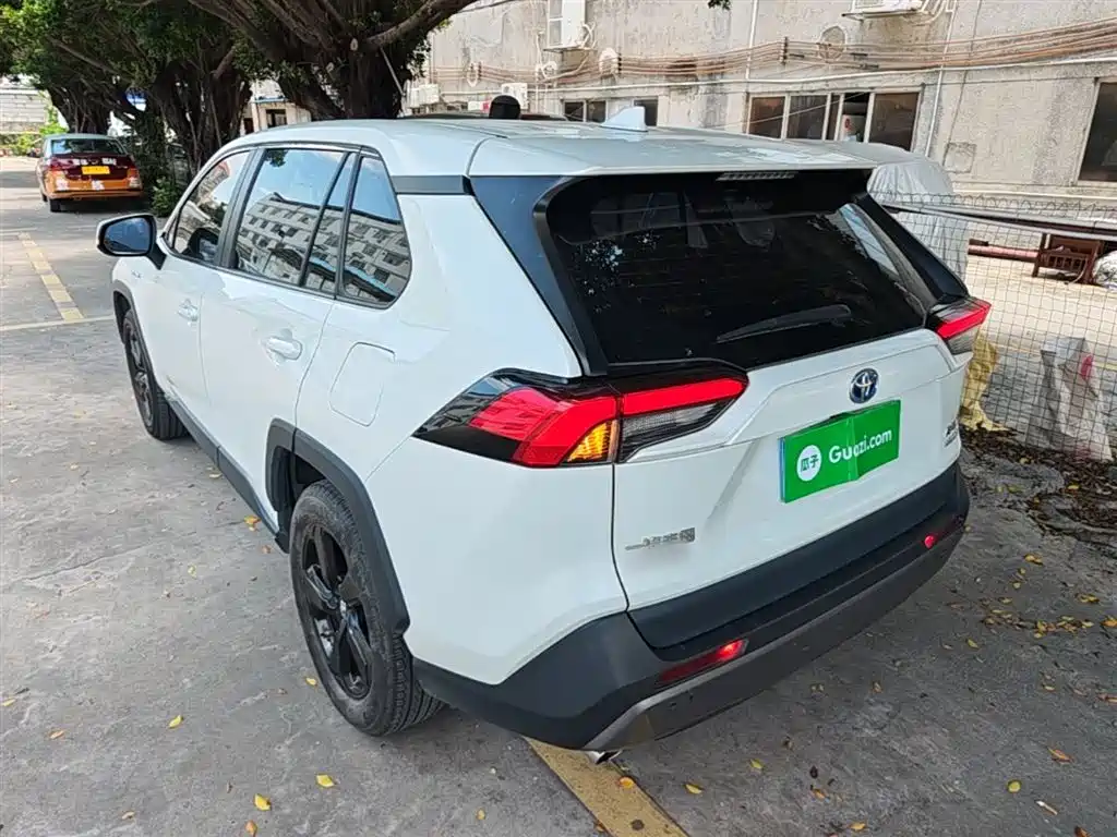 RAV4 Dual Engine 2.5 L E-CVT 4 WD Elite PLUS