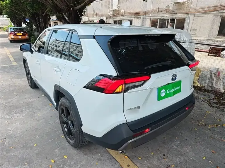 Toyota RAV4 Dual Engine 2.5 L E-CVT 4 WD Elite PLUS