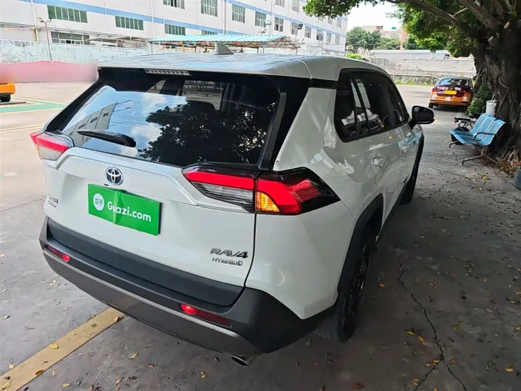 RAV4 Dual Engine 2.5 L E-CVT 4 WD Elite PLUS