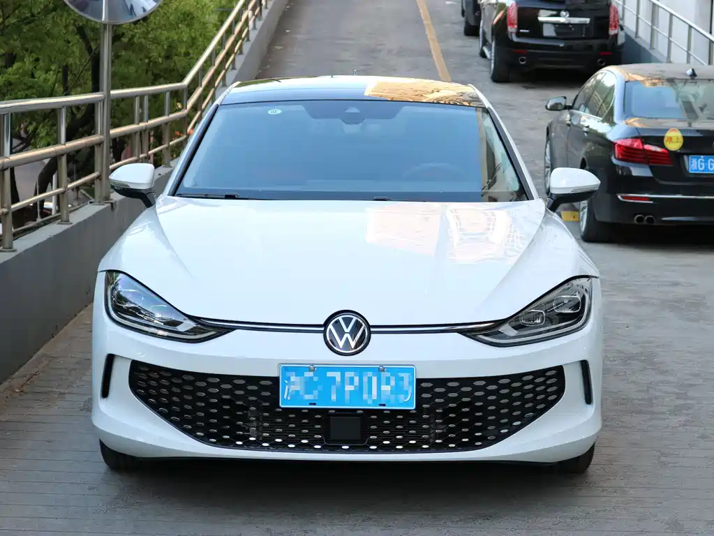 Lamando Lamando L 280 TSI DSG Dazzle Hot