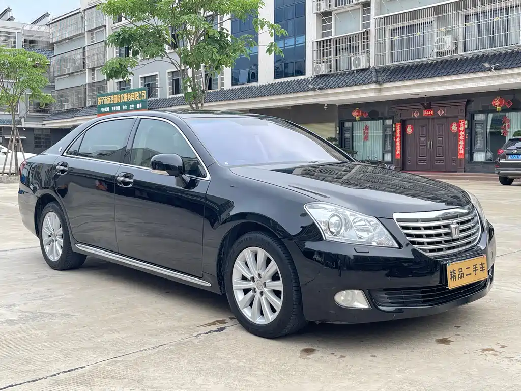 Crown 2.5 L Royal Leather Sunroof Navigation