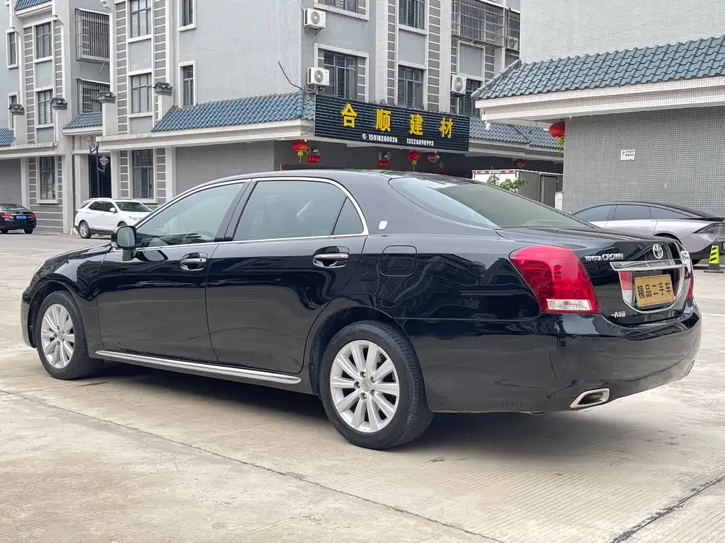 Crown 2.5 L Royal Leather Sunroof Navigation