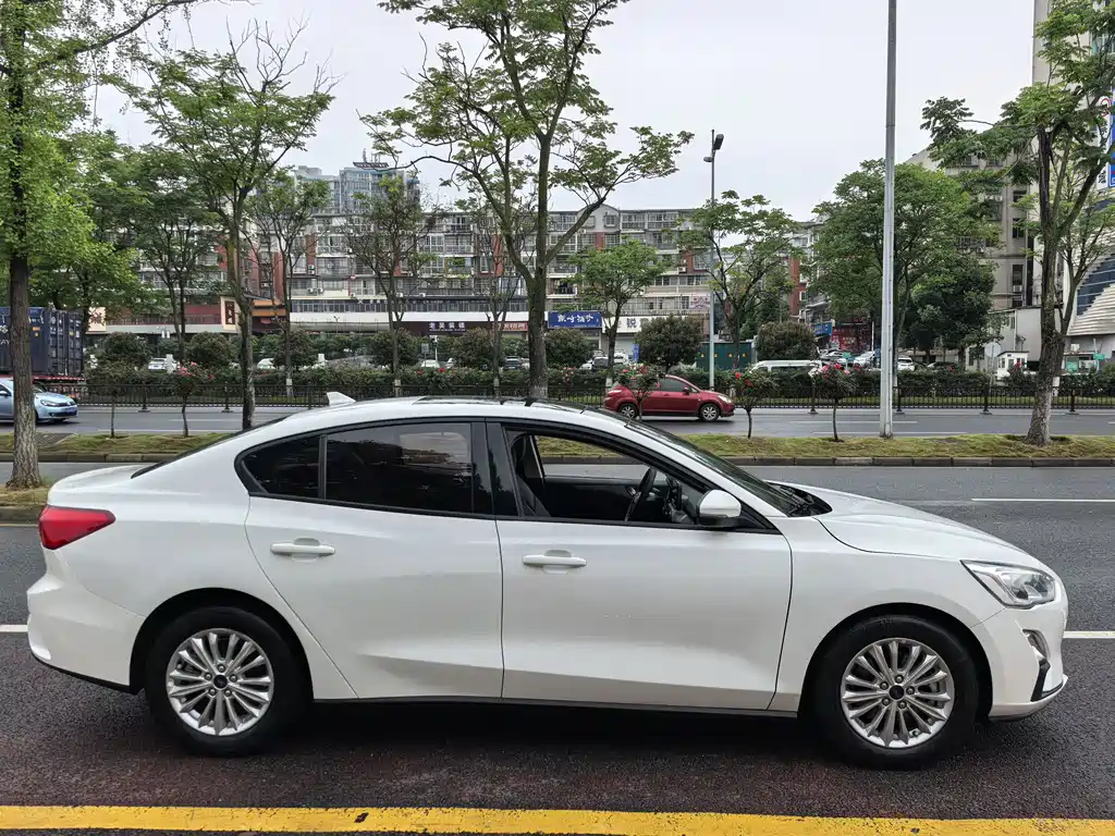 Focus Sedan EcoBoost 180 Auto Sharp Trend