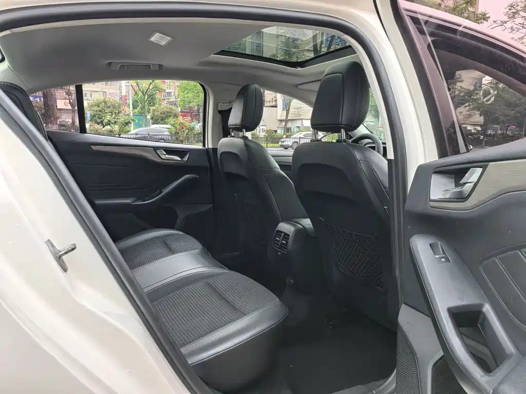 Focus Sedan EcoBoost 180 Auto Sharp Trend