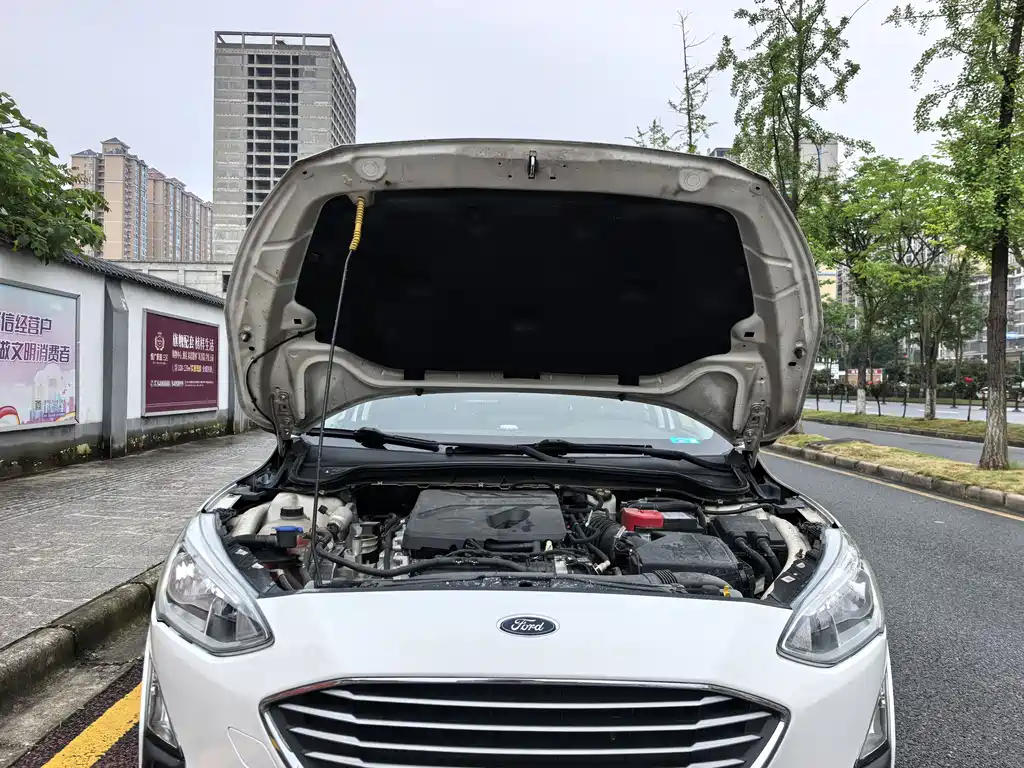 Focus Sedan EcoBoost 180 Auto Sharp Trend