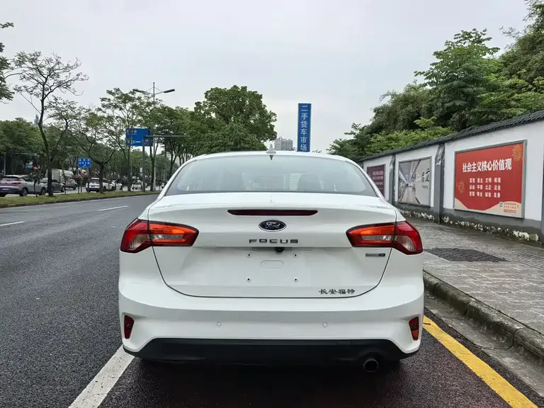 Ford Focus Sedan EcoBoost 180 Auto Sharp Trend