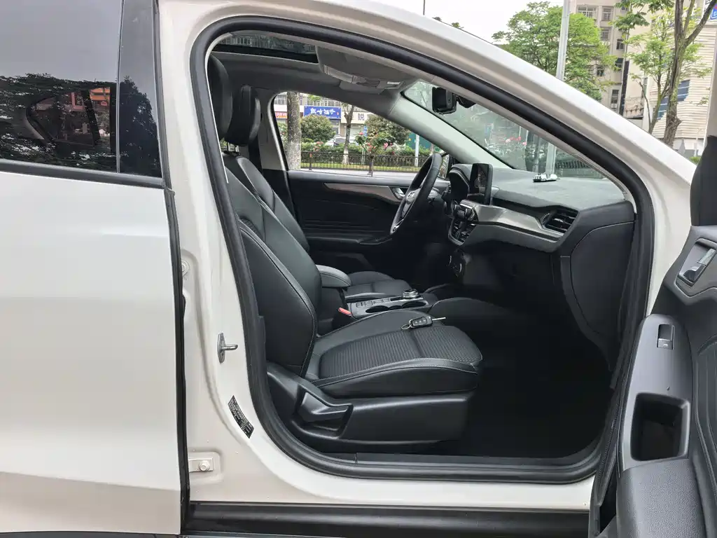 Focus Sedan EcoBoost 180 Auto Sharp Trend