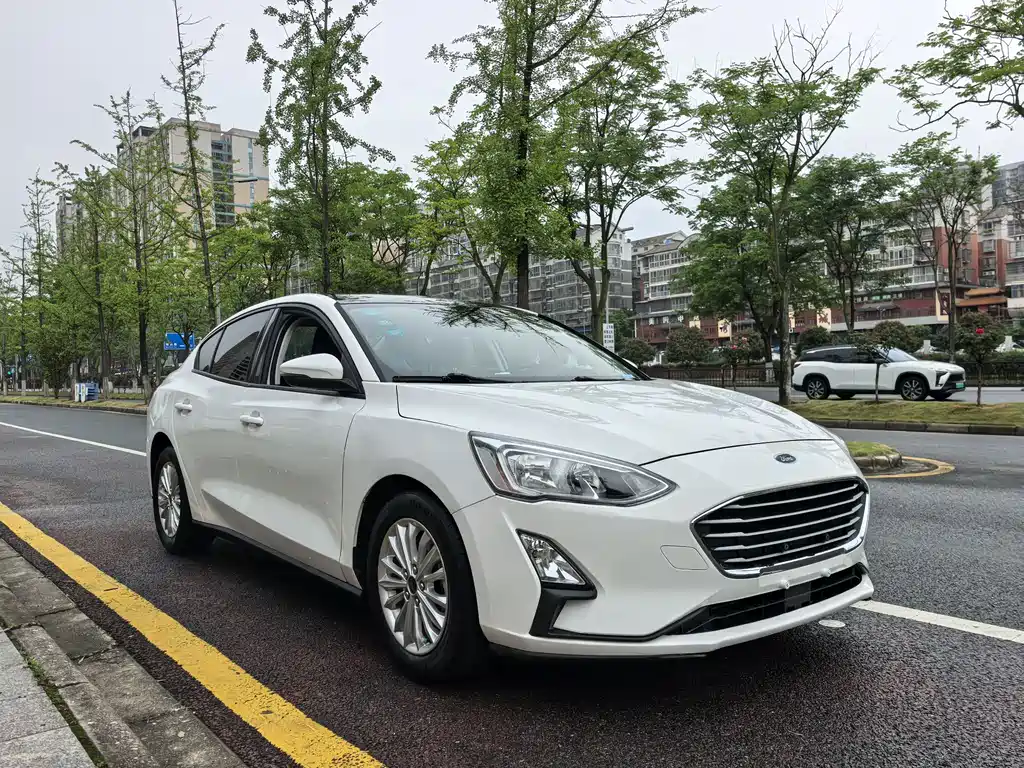 Focus Sedan EcoBoost 180 Auto Sharp Trend
