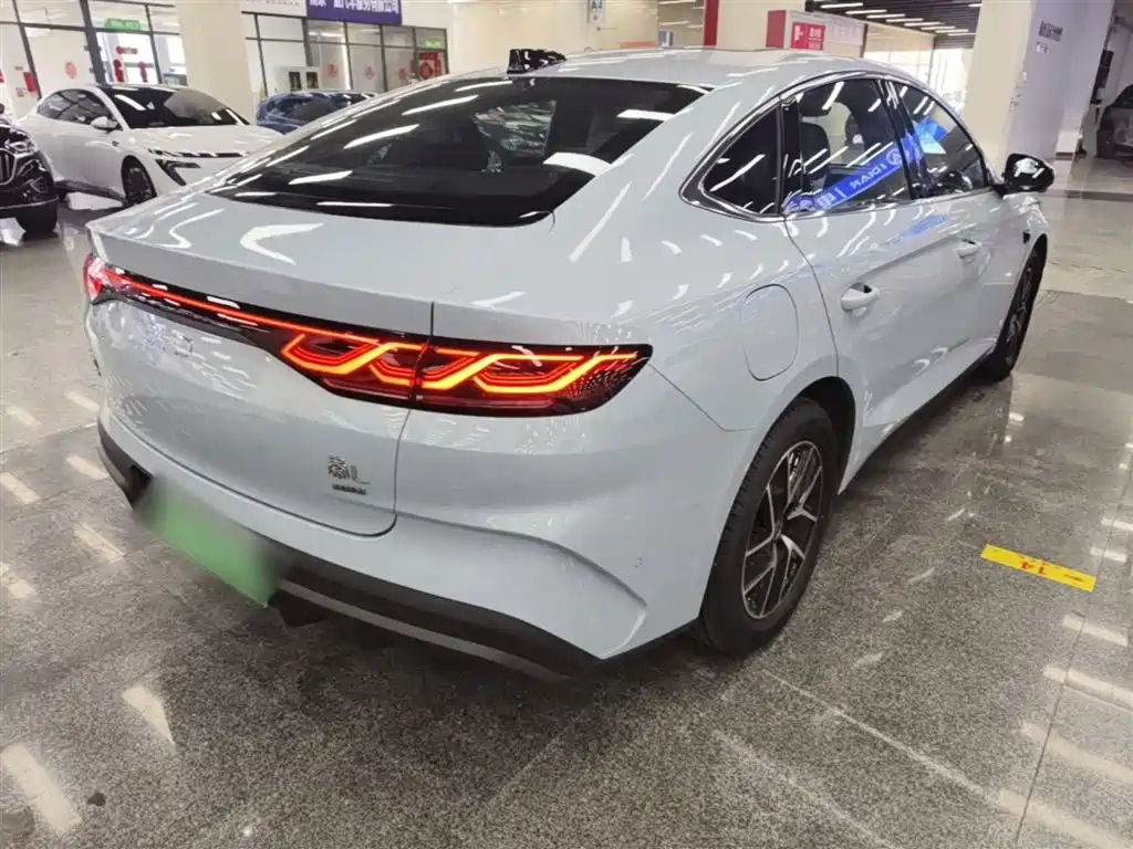 Qin L DM-i Smart Drive 120 KM Transcend