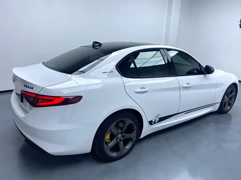 Alfa Romeo Giulia 2.0 T 280 HP Dark Night Phantom Limited