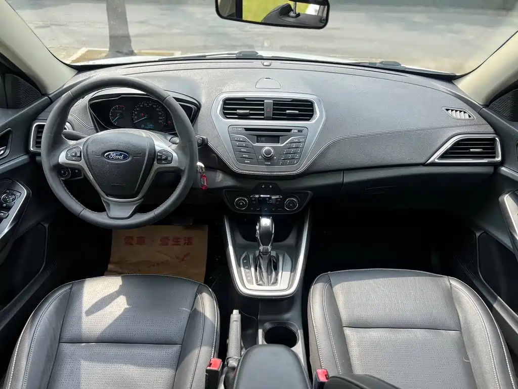 Escort 1.5 L Auto Fashion