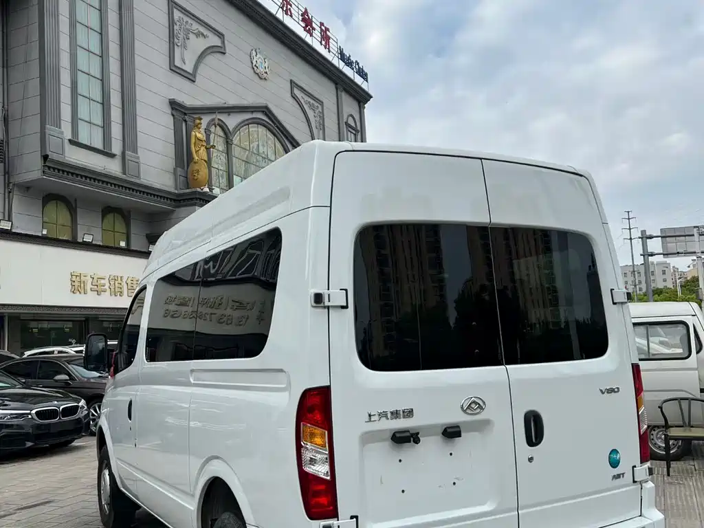 Xintu V80 新途V80 2023款 2.0 T AMT经典傲运通动力版短轴超低顶5/6座