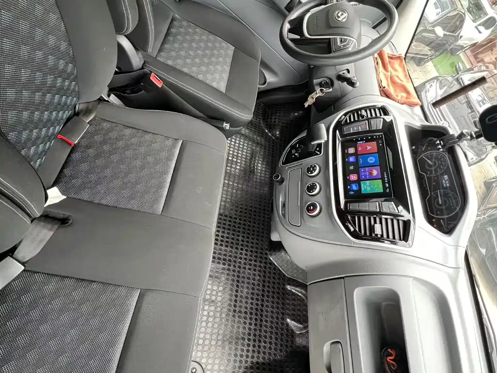 Xintu V80 新途V80 2023款 2.0 T AMT经典傲运通动力版短轴超低顶5/6座