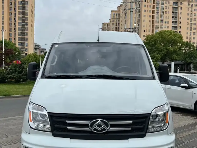 Maxus Xintu V80 新途V80 2023款 2.0 T AMT经典傲运通动力版短轴超低顶5/6座
