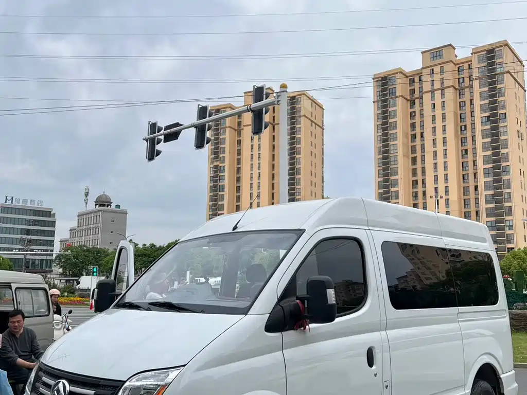 Xintu V80 新途V80 2023款 2.0 T AMT经典傲运通动力版短轴超低顶5/6座