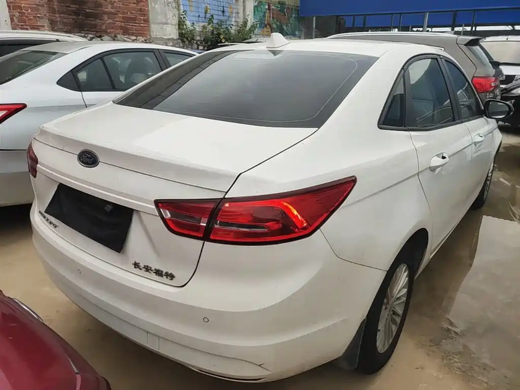 Escort 1.5 L Manual Comfort