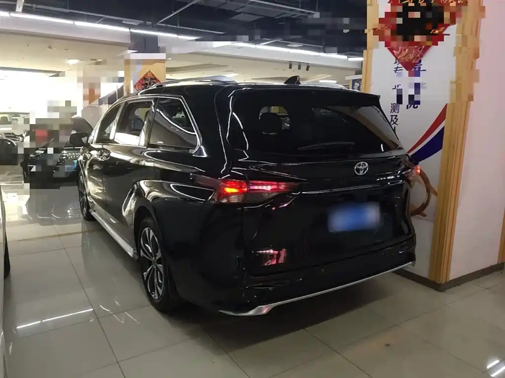 Granvia 2.5 L Hybrid Distinguished PLUS