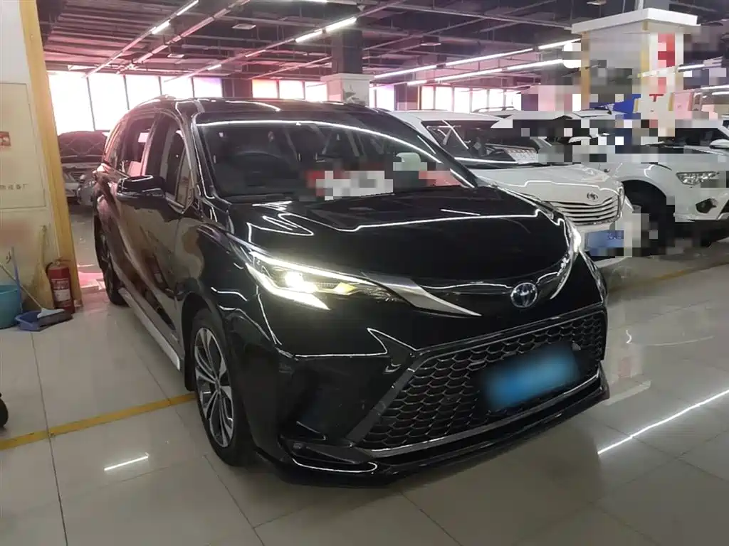 Granvia 2.5 L Hybrid Distinguished PLUS