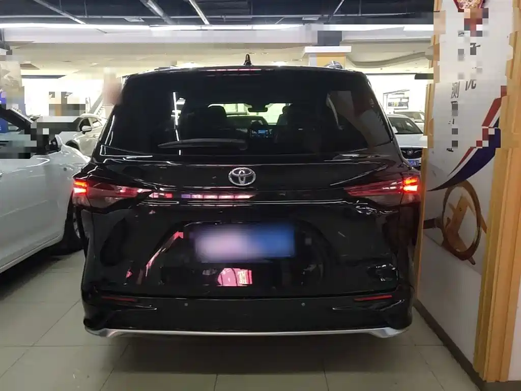 Granvia 2.5 L Hybrid Distinguished PLUS