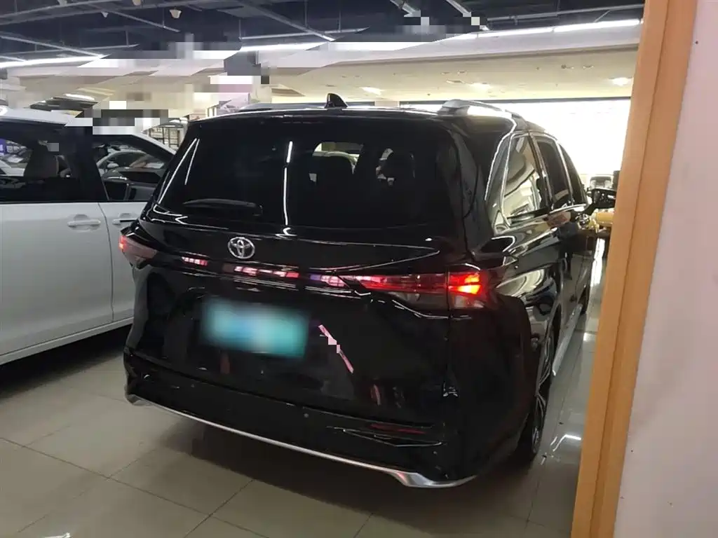 Granvia 2.5 L Hybrid Distinguished PLUS
