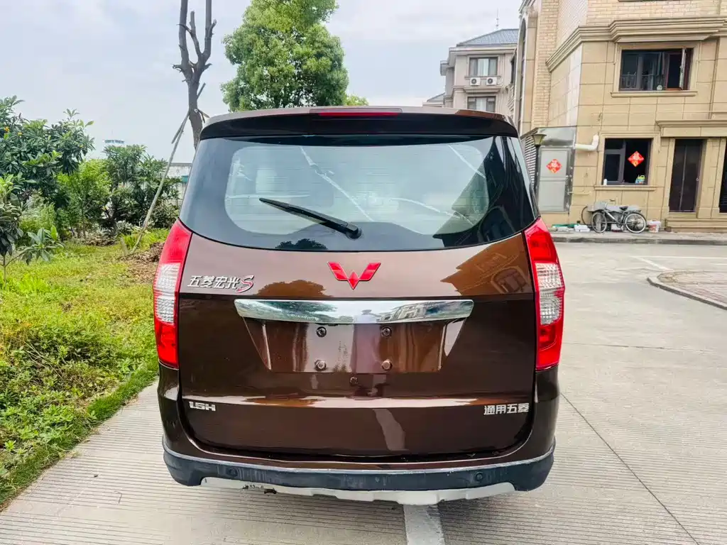 Wuling Hongguang 1.5 L S Luxury