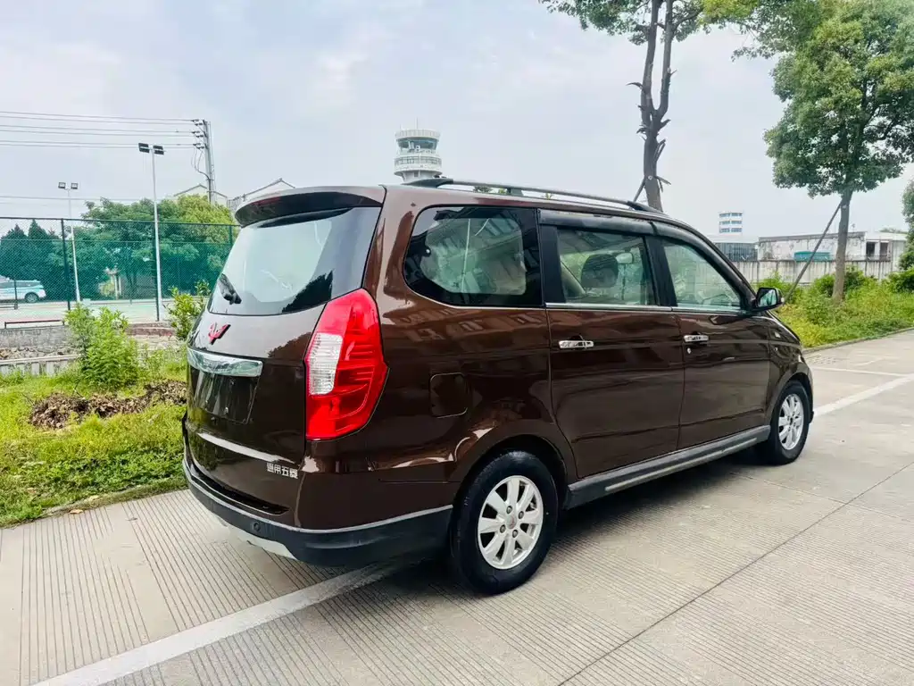 Wuling Hongguang 1.5 L S Luxury