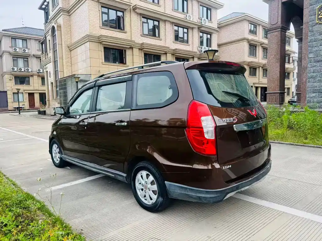 Wuling Hongguang 1.5 L S Luxury
