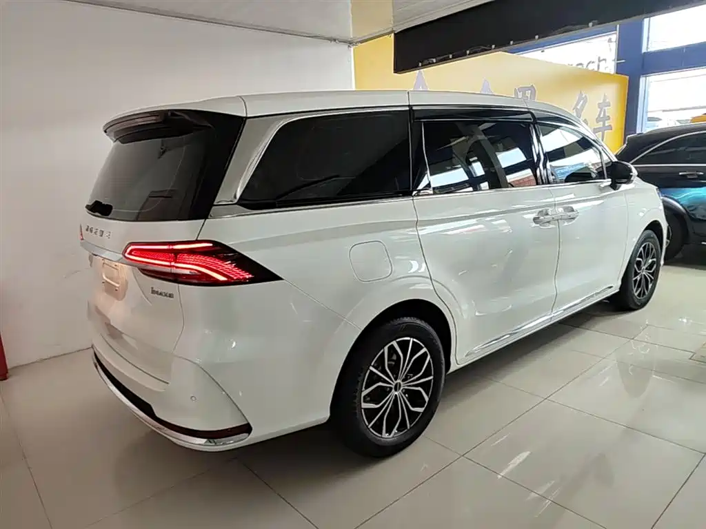 Roewe iMAX8 NEV 荣威iMAX8新能源 2025款 1.5 T DMH 陆尊至享版