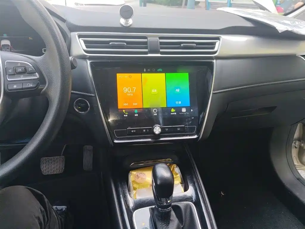 Roewe i5 1.5 L Auto 4 G Connected Leading Luxury Flagship