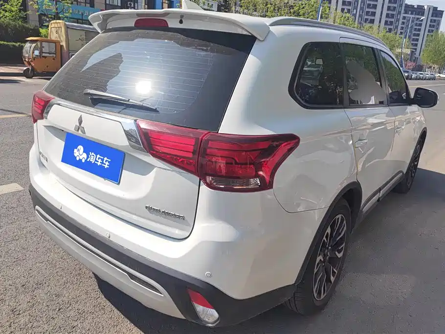 Outlander 2.0 L 2 WD Smooth Enjoyment 7-seat CN-V