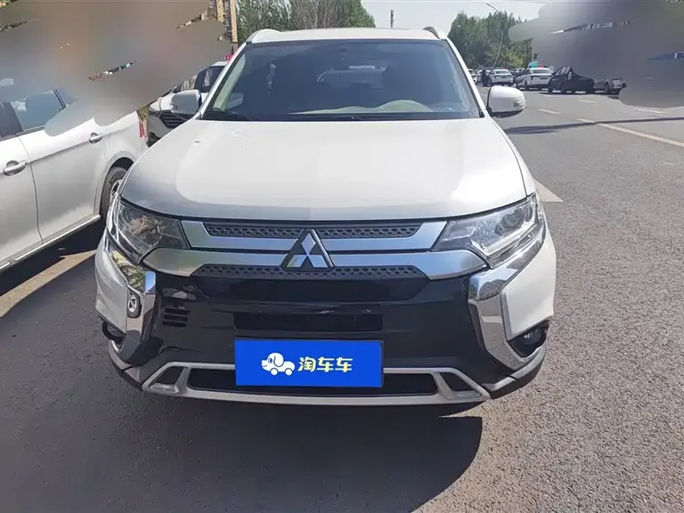 Mitsubishi Outlander 2.0 L 2 WD Smooth Enjoyment 7-seat CN-V