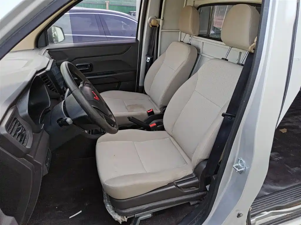 Wuling Hongguang V 五菱宏光V 2022款 1.5 L劲取版封窗车液压助力LAR