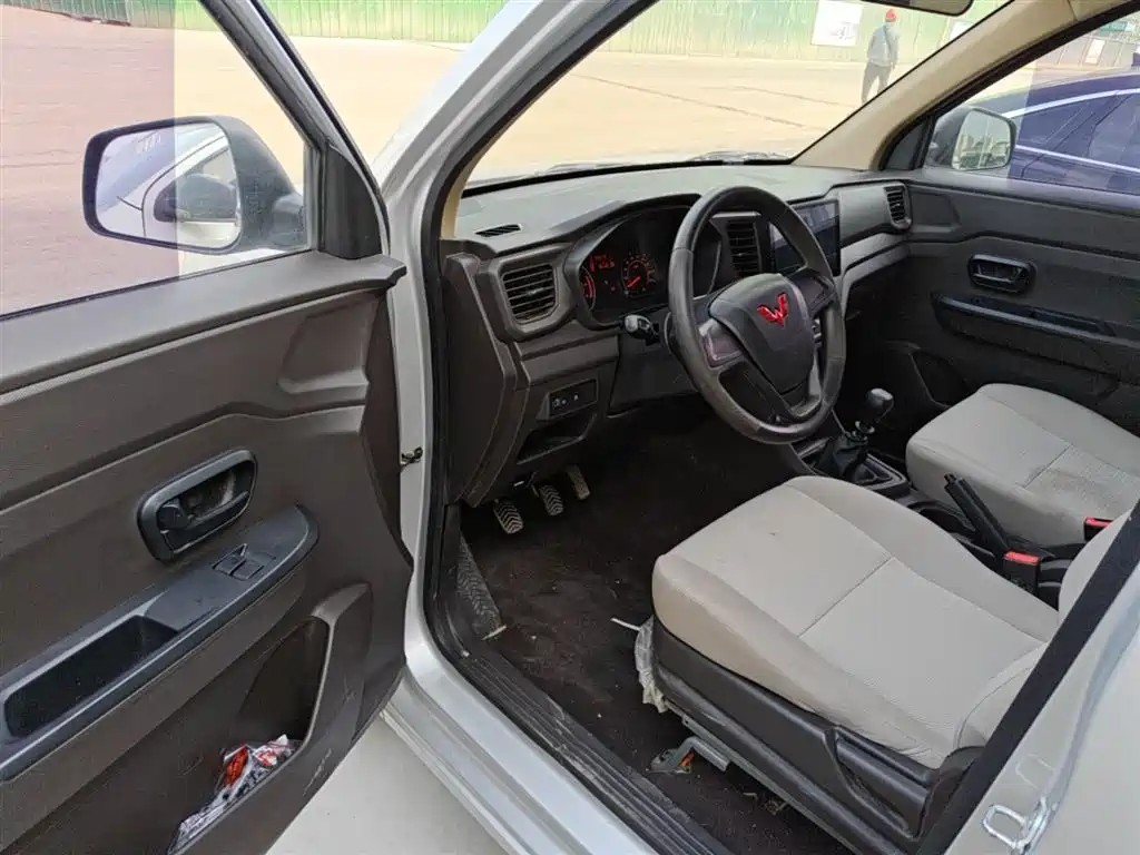 Wuling Hongguang V 五菱宏光V 2022款 1.5 L劲取版封窗车液压助力LAR