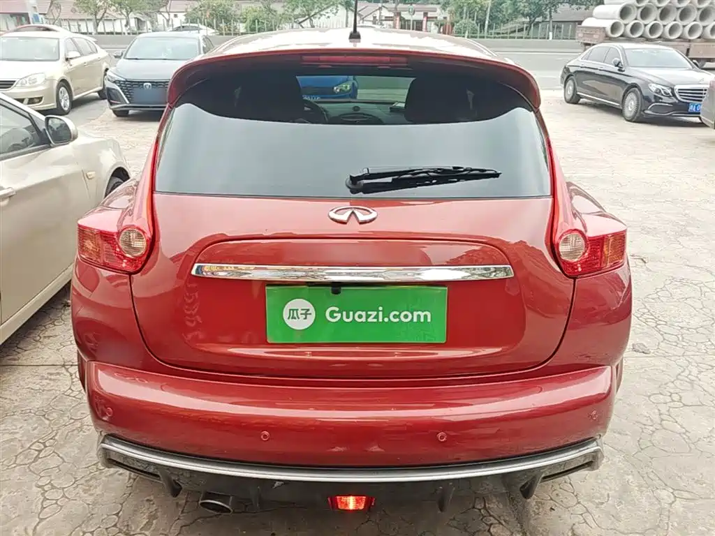 Infiniti ESQ 1.6 L Personality