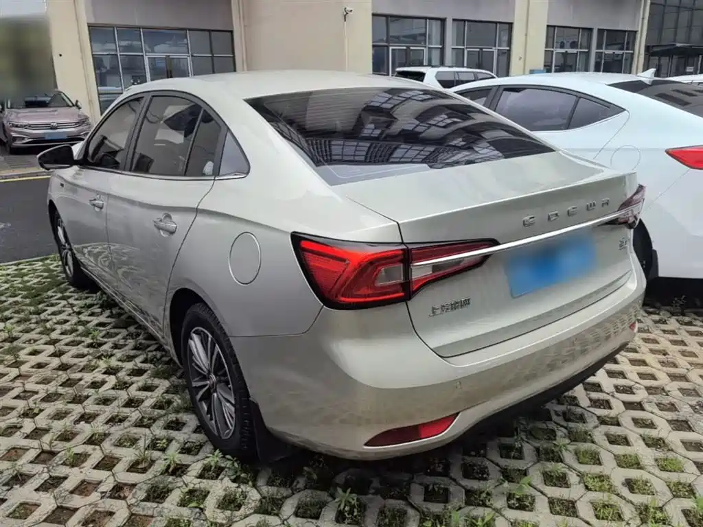 Roewe i5 1.5 L Auto 4 G Connected Bright Grand