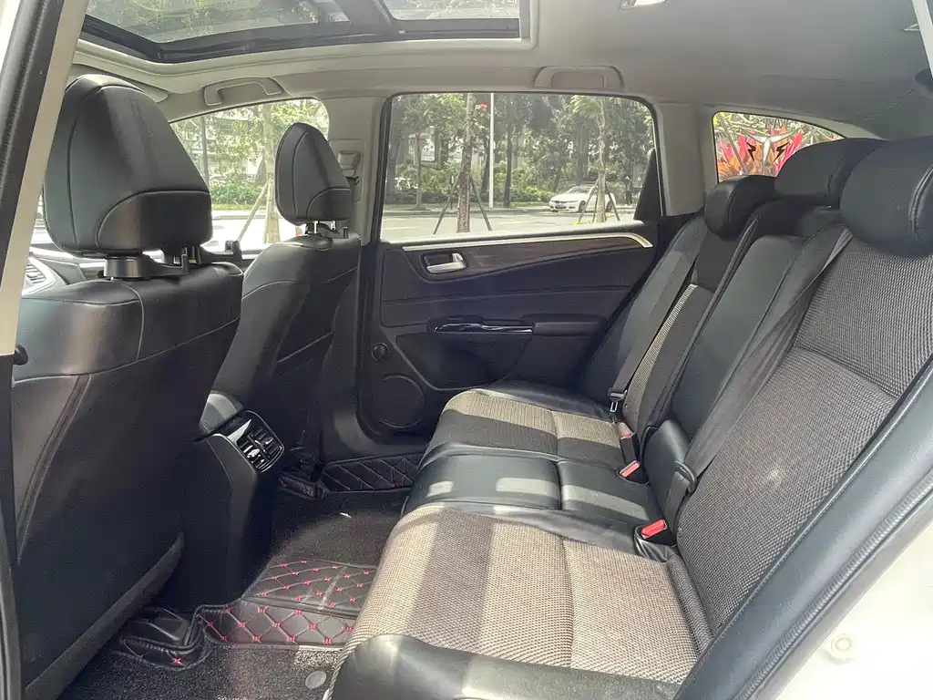 Jade 210 TURBO CVT Style 5-seat